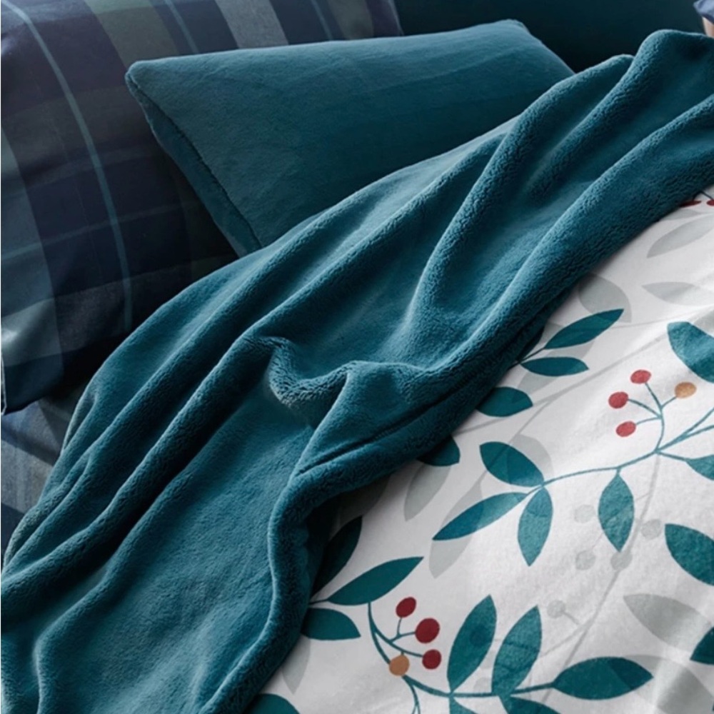 ✨AMAZING DEAL✨

‼️BNWT‼️

THE COMPANY STORE KING SIZED MICRO-PLUSH BLANKET  💚